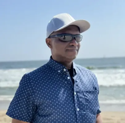 Headshot of DJ-WebDesigner-Owner